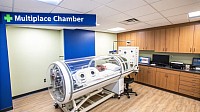 What is a multiplace hyperbaric chamber and how does it work?